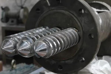 擠出機機筒螺桿裂斷的原因是什么？